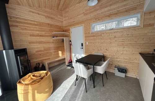 Notre-Dame-Auxiliatrice-de-Buckland Ski Chalet | Micro-Cabine int the Mountains - Solstice 3