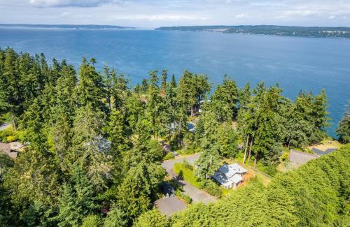 Coupeville House | Mid-Century Beach Cabin by AvantStay Walk to Beach