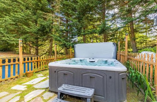 Coupeville House | Mid-Century Beach Cabin by AvantStay Walk to Beach
