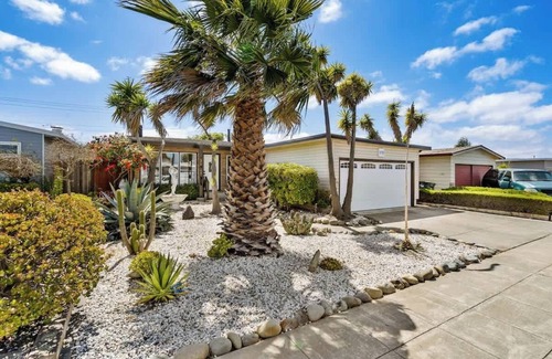 East San Mateo House | Mid Century Garden View Home Parking