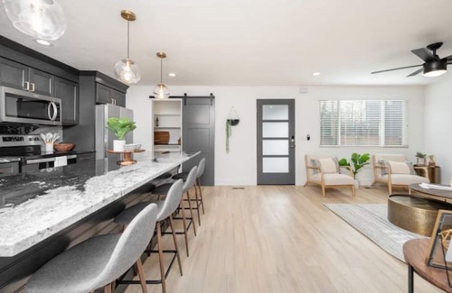 Veterans Park House | Mid Century Modern + 5min to Downtown + Walk to River + Hot Tub + Dog Friendly