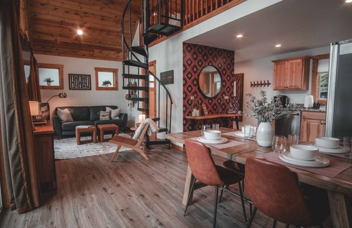 Riggins Cabin | Mid-century modern cowboy retreat with a 35-ft. deck on the Salmon River.