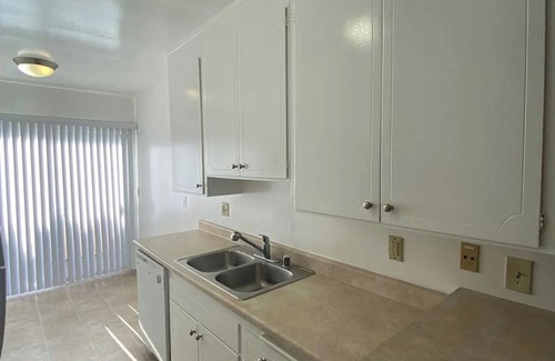 Palms House | Mid Century Modern Oasis with King Size Bed - In Centrally Located Culver City