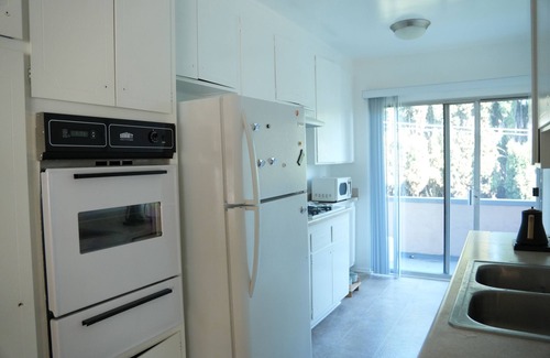 Palms House | Mid Century Modern Oasis with King Size Bed - In Centrally Located Culver City