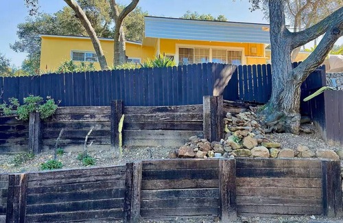 Topanga House | Mid Century Modern Bungalow just steps from Topanga State Park