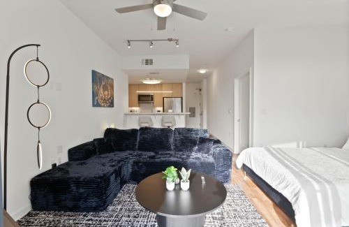 Carthay Circle Apartment | Mid-Wilshire Studio Free Parking, Pool, Gym