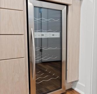 Carthay Circle Apartment | Mid-Wilshire Studio Free Parking, Pool, Gym