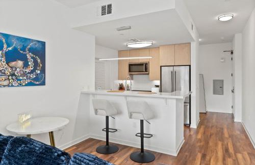 Carthay Circle Apartment | Mid-Wilshire Studio Free Parking, Pool, Gym