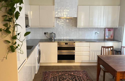 Farringdon Condo | Midcentury apartment in the heart of London