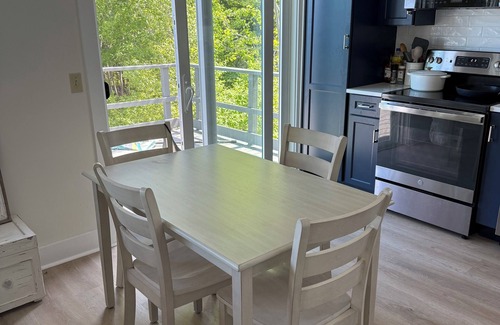 Round Pond Cottage | Midcoast Maine beauty, enjoy waterfront 2-bedroom cottage on Muscongus bay.