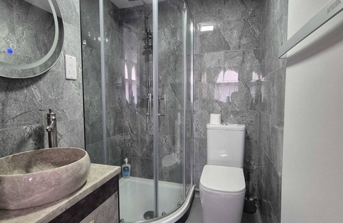 Hull House | Midland Apartment 5