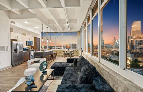 Peachtree Center Apartment | Midnight Magnolia Loft | 1906