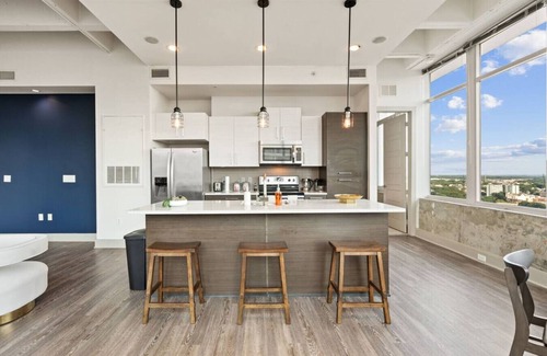Peachtree Center Apartment | Midnight Magnolia Loft | 1906