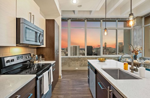 Peachtree Center Apartment | Midnight Magnolia Loft | 1906