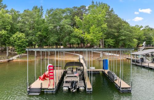 Reed Creek House | Midnight Raven Lake House - luxury a-frame w boat