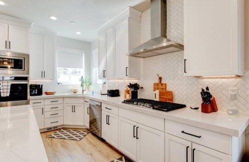 Midway House | Midway to Heaven! BRAND NEW 5 bed 4.5 bath, HOTTUB