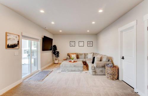 Midway House | Midway to Heaven! BRAND NEW 5 bed 4.5 bath, HOTTUB