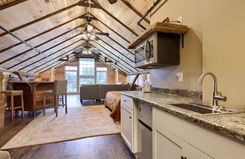Stouchsburg Apartment | Mill House - The Highland Suite
