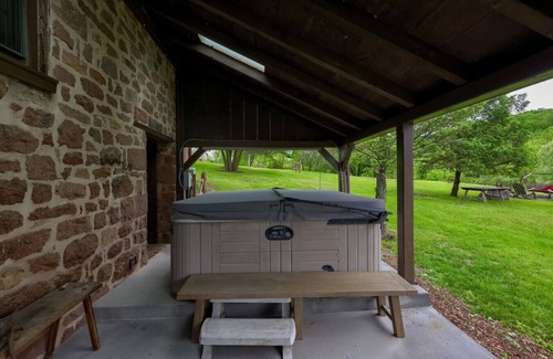 Stouchsburg Apartment | Mill House - The Highland Suite