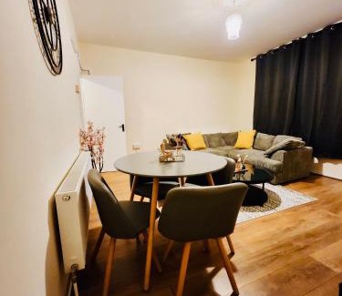 Peninsula House | Millharbour Apartment