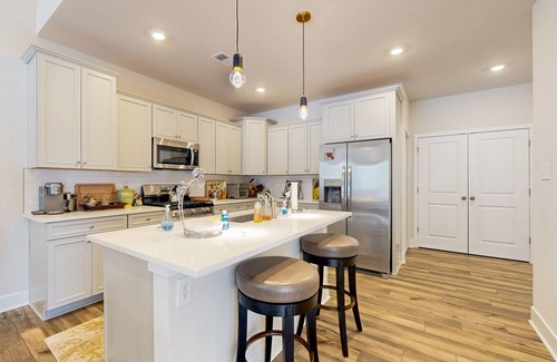 Frankford House | Milo's Haven pet friendly townhome w/shared pool, W/D & Free WIFI