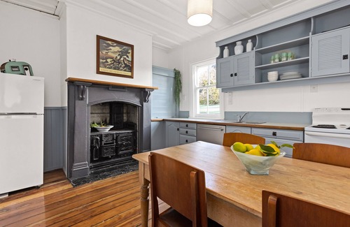Hospital Hill Cottage | Milton Manors - Workers Cottage- Pet friendly
