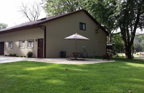 Monticello Condo | Min 30 Day Rental - w/Access to Deck, 1 Canoe and 4 Kayaks, Boatlift, Swimming
