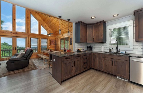 Wolf Laurel House | Min to Hatley Pt Stunning Mtn Views Hot Tub