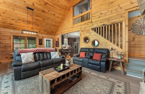 Wolf Laurel House | Min to Hatley Pt Stunning Mtn Views Hot Tub