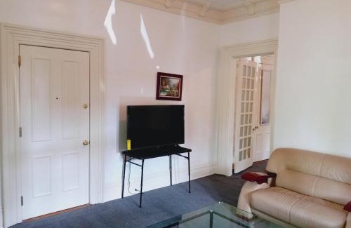 Plainfield House | Mini Mansion Hotel near public transportation is the yellow and green house on the corner of 8th st and Madison avenue