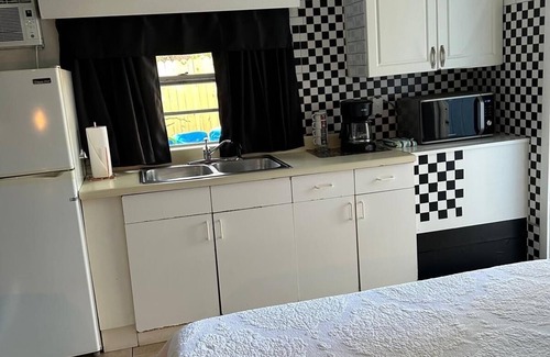 South Gate Ridge Apartment | Mini Studio: 10 min/Siesta Key, private entrance. Pet Friendly