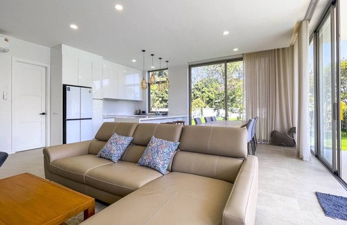 Su Thep Villa | Minimal Luxury Villa HUGE Garden. 10 min to Nimman