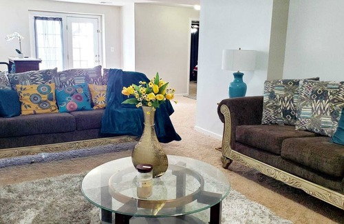 Dumfries House | Minimalist Basement Apartment - cozy and spacious for all