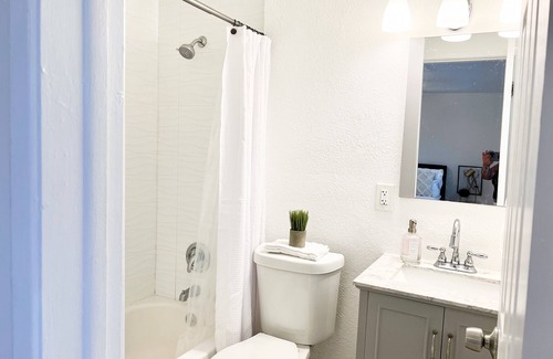 Riverside Park Apartment | Minimalist Mod apt7 * 2 Mls to beach, FLL, Cruises