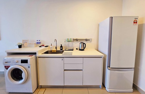 Shah Alam Condo | Minimalist studio with swimming pool fitness room, WiFi in superb Setia Alam