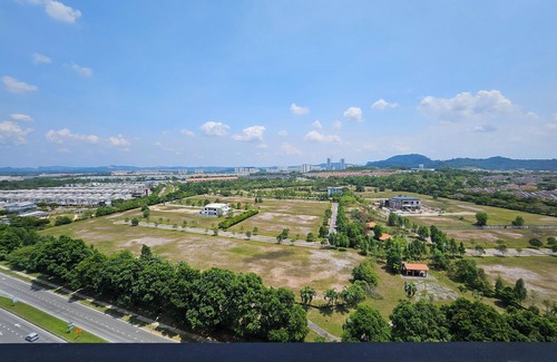 Shah Alam Condo | Minimalist studio with swimming pool fitness room, WiFi in superb Setia Alam