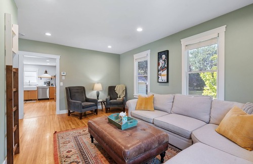 Chaska House | MINNeSTAY* Chaska Charmer
