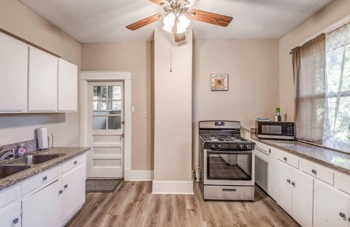 Crosstown Apartment | Mins to Downtown, Museum & Parks - Blue Hideaway