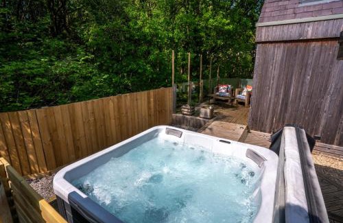 Ammanford House | Mint Lodge 1BR with Hot Tub and Sauna near Black Mountain