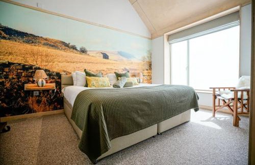 Ammanford House | Mint Lodge 1BR with Hot Tub and Sauna near Black Mountain