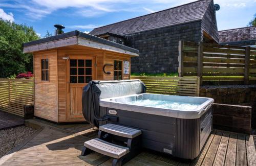 Ammanford House | Mint Lodge 1BR with Hot Tub and Sauna near Black Mountain