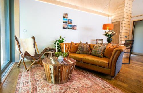 Ammanford House | Mint Lodge 1BR with Hot Tub and Sauna near Black Mountain