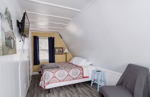 Bruno Cabin | Minutes frm Bull Shoals Lake! Wifi-2 bedrooms, 1 King, 2 Singles, futon. Sleeps6