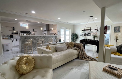 Calverton House | Minutes from I495/200/95, DC and VA. Family sized guest suite with games to play