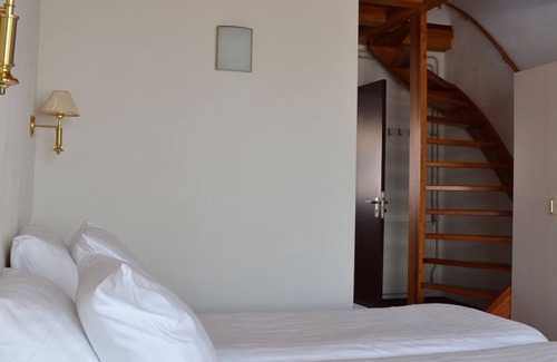 Brielle House | Minutes from the Lake, Dunes, and Coastal Walks! Free Breakfast, Parking!