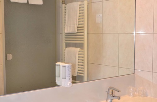 Brielle House | Minutes from the Lake, Dunes, and Coastal Walks! Free Breakfast, Parking!