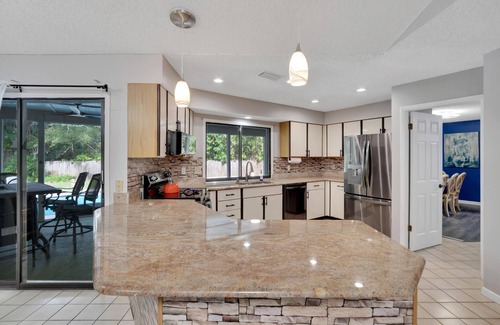 Temple Crest House | Minutes to Busch Gardens~3 King Beds~Swimming Pool~Hot Tub~Mini Golf, Games&More