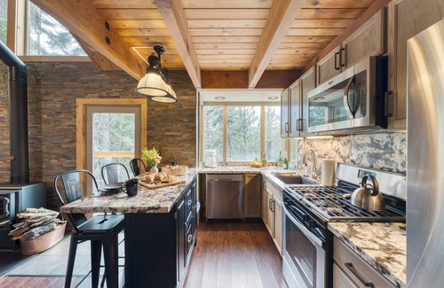 Truckee House | Minutes to Donner Lake | Lofted A-Frame-Inspired Design + Deck | Jeffrey Pines