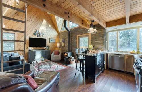 Truckee House | Minutes to Donner Lake | Lofted A-Frame-Inspired Design + Deck | Jeffrey Pines