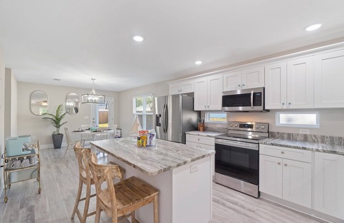 Ono Island House | Minutes to FL&AL beaches & attractions! Owner managed~Fenced backyard~ Stocked!